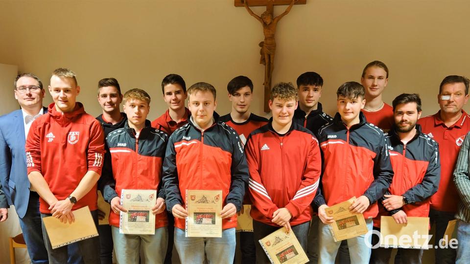 Vorsitzender Jürgen Lugert (links), Zweiter Vorsitzender Michael Jung (Zweiter von links), Trainer Günther Faltermeier (Zweiter von rechts) und der stellvertretende Spartenleiter Fußball, Sandro Lugert (rechts), übergaben den A-Junioren, Aufsteiger in die Kreisklasse und die fairste Mannschaften in ihrer Klasse, Urkunden und eine Spende für die Mannschaftskasse. Bild: Meiler Jonas/exb