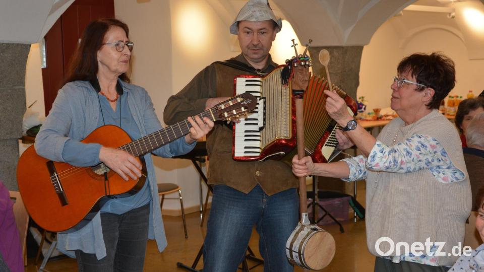 Für Stimmung sorgten bei der jüngsten Sitzweil im Schafferhof Monika Kunz, Alexander Mayer und Margot Sölch (von links). Bild: jr