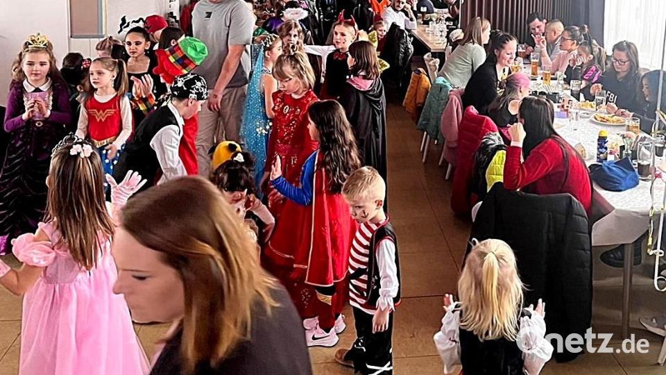 Mit einem kurzweiligen Kinderfasching hatte der VfB Weiden die Kinder im Sportheim überrascht. Bild: R. Kreuzer