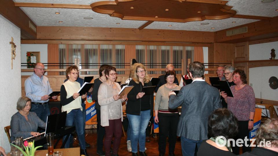 Zum Patrozinium der Heiligen Agatha feierte die Pfarrei Neuhaus im vollbesetzten Lingl-Saal einen unterhaltsamen Lieder- und Familienabend. Bild: Thomas Kreinhöfner/exb