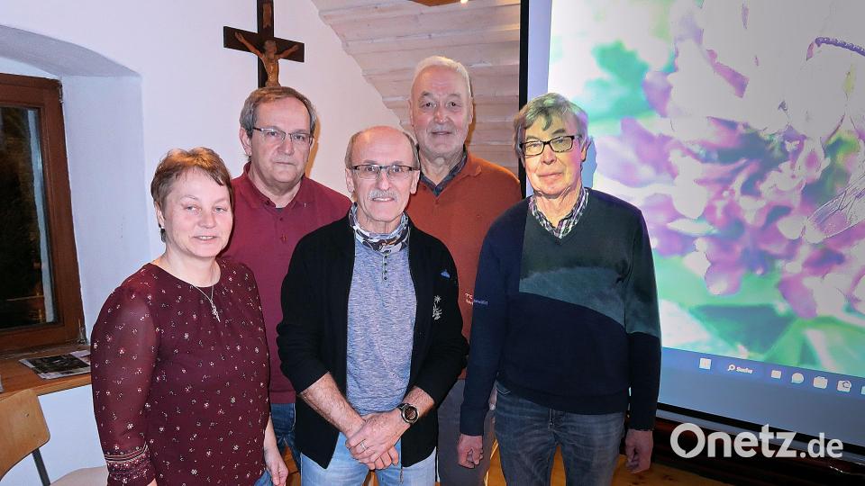 Für den farbenprächtigen und interessanten Lichtbildervortrag von Fotograf Siegfried Steinkohl (Mitte) dankten der Bund Naturschutz um (von links) Doris Burger (Geschäftsleitung), Werner Schubert (Zweiter Vorsitzender) und Josef Siller (Vorsitzender) sowie der Vorsitzende der Gesellschaft Steinwaldia Pullenreuth, Norbert Reger (Zweiter von rechts). Bild: bsc