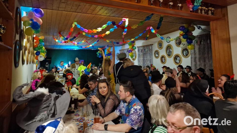 Der Saal war brechend voll beim Schützenball in Heumaden. Bild: gi