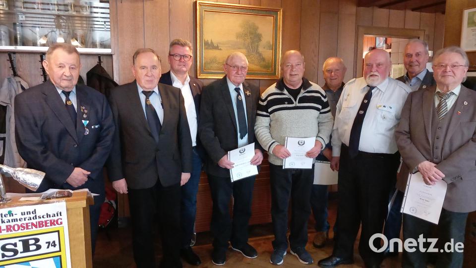 Für langjährige Treue und besondere Verdienste gibt es Auszeichnungen: (von links) SRK-Vorsitzender Franz Schneller, Bezirksvorsitzender Horst Embacher, Bürgermeister Michael Göth sowie die Geehrten Werner Zeltner, Hans-Jürgen Falk, Heiner Koch, Reinhold Dütsch, Walter Schlenk und Altbürgermeister Gerd Geismann. Bild: dir