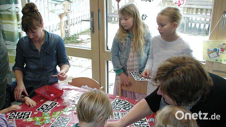 Das Angebot an Spielen und Bastelmöglichkeiten wurde gerne angenommen, während Eltern und Gäste sich im Kinderhaus umschauten, das einem Bienenhaus glich. Bild: ld