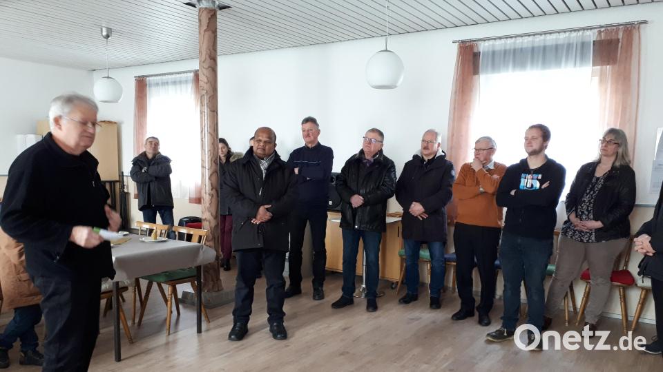 Nach mehr als 30 Jahren Orgeldienst in der Pfarrei Krummennaab verabschiedete sich Josef Härtl. Die Pfarrei und die Gläubigen bedankten sich für seine musikalische Begleitung der Gottesdienste. Bild: Elfriede Schwarzmeier/exb