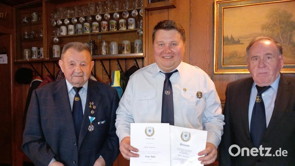 Otto Gareis erhält als Erster im Ortsverband das Fahnenträgerabzeichen in Bronze. Links SRK-Vorsitzender Franz Schneller, rechts BSB-Bezirksvorsitzender Horst Embacher. Bild: dir