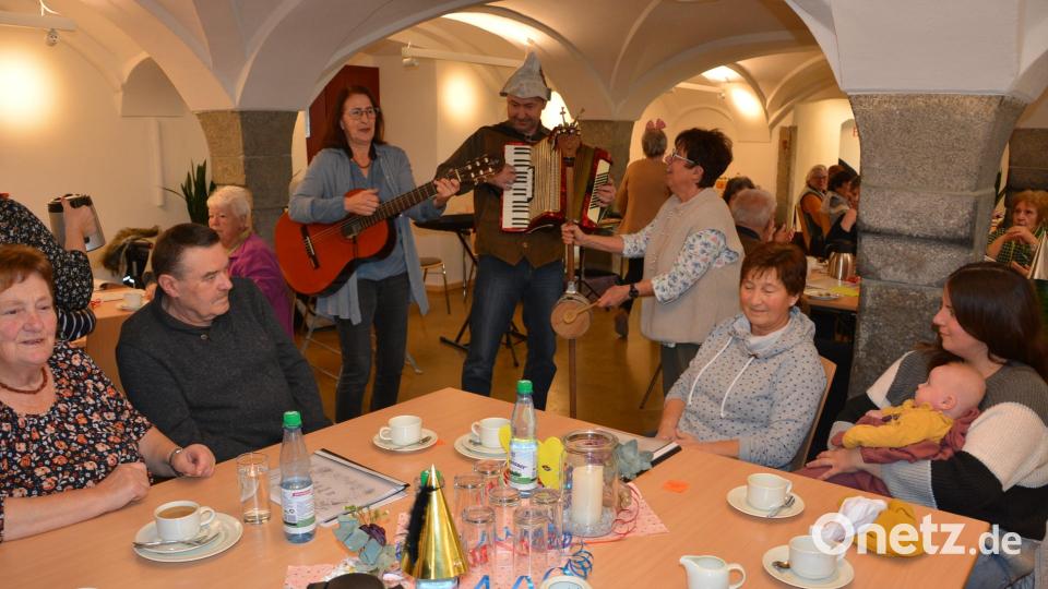 Für Stimmung sorgten bei der jüngsten Sitzweil im Schafferhof Monika Kunz, Alexander Mayer und Margot Sölch (stehend, von links). Bild: jr