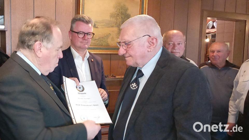 Der Bezirksvorsitzende des Bayerischen Soldatenbundes, Horst Embacher (vorne links), zeichnet Werner Zeltner mit dem Verdienstkreuz Erster Klasse aus. Bild: dir