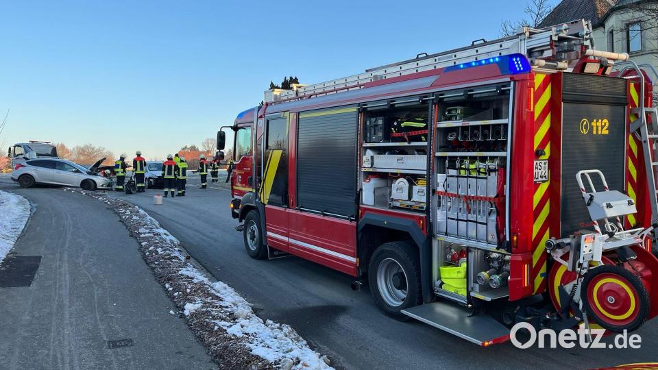 Im Auerbacher Berufsverkehr stießen am Dienstagmorgen eine Frau und ein junger Mann mit ihren Autos frontal zusammen. Bild: lei