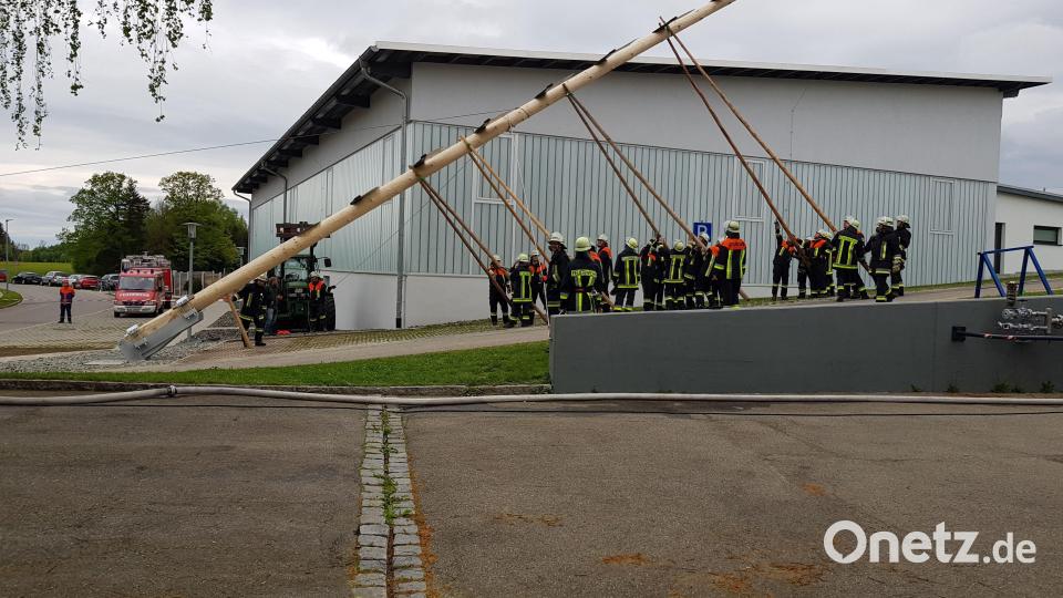 In Lauben im Landkreis Oberallgäu ist das Modell „Herkules Gigant“ bereits im Einsatz. Das traditionelle Aufstellen mit Schwalben bleibt, ist allerdings deutlich sicherer – durch das Einspannen in der Halterung kann der Kirwabaum nämlich nicht mehr seitlich kippen. Bild: Bidlingmaier Technologie GmbH/exb