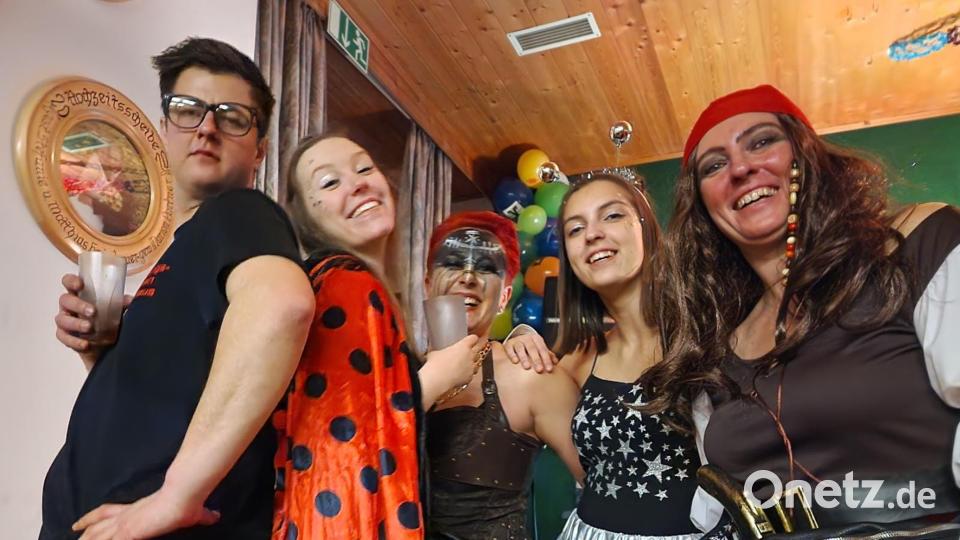 Beste Stimmung herrschte beim Schützenball der Heumadener Schützen mit einem überwältigenden Besuch. Bild: gi