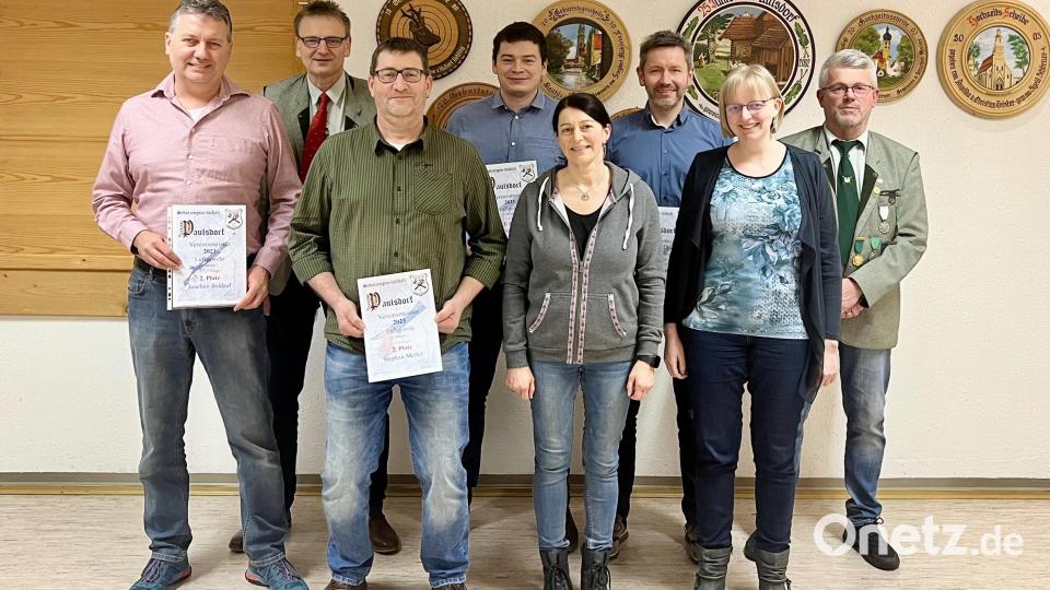 Die Vereinsmeister Damen und Herren der SG (von links): Joachim Baldauf, Gerhard Singer, Stephan Meiler. Michael Meiler, Sigrid Schörner, Daniel Liegl, Tanja Singer und Schützenmeister Christian Schörner. Bild: rst