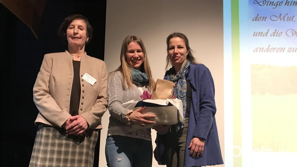 Kreisbäuerin Erika Loos und die stellvertretende Kreisbäuerin Nicole Trummer danken der Referentin Carolin Lorenzer. Bild: mma