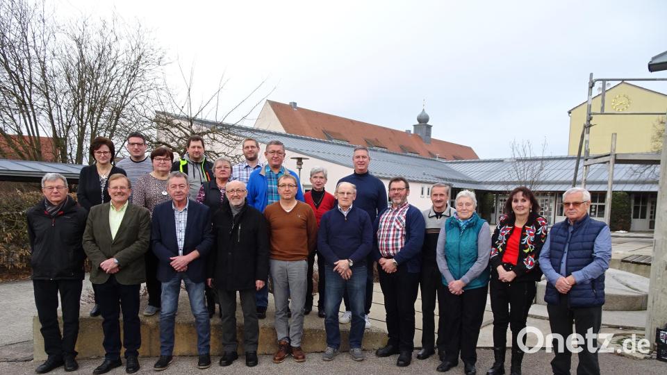 Reinhold Kumeth (vorne, Zweiter von links) steht weiter an der Spitze des OGV Pfreimd. Das Bild zeigt den neu gewählten Vorstand. Bild: Hammer/exb