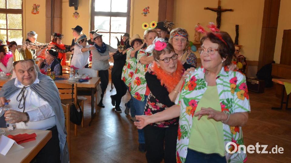 Eine lange Polonaise, angeführt von Stilla Schuller (vorne rechts), zog am Dienstag durch den Saal des Josefsheims. Der traditionelle Faschingsnachmittag des Mitterteicher Frauenbunds kam wieder sehr gut an. Bild: jr