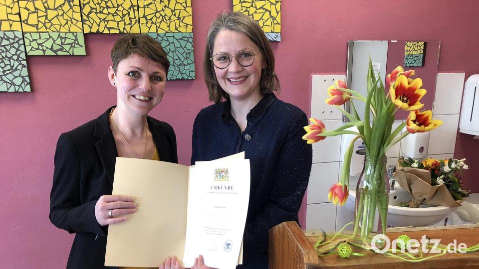 Die Ernennungsurkunde überreichte Schulamtsdirektorin Martina Puff (rechts) an Rektorin Stephanie Jacobi (links). Bild: wro