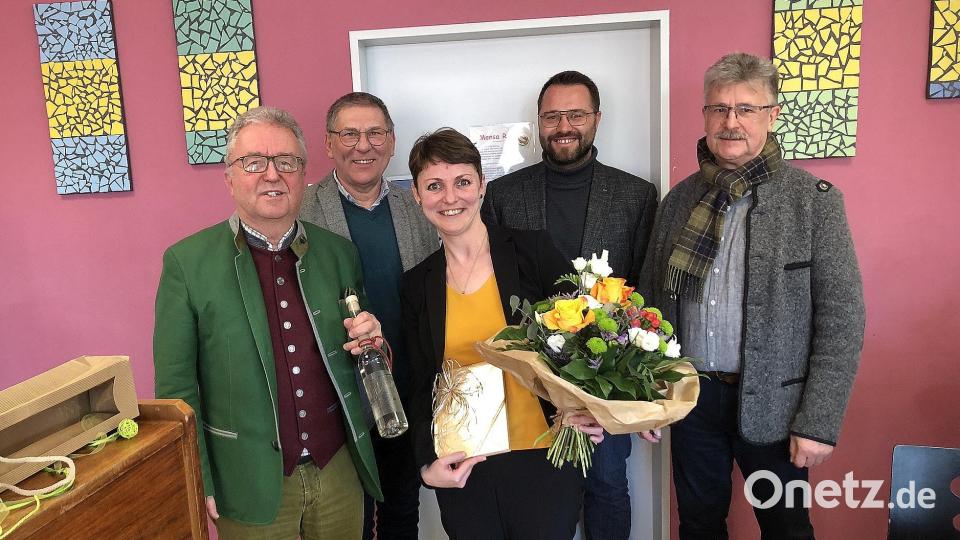 Der neuen Rektorin Stefanie Jacobi (Bildmitte) gratulierten die Bürgermeister der Schulverbandsgemeinden (von links) Toni Dutz (Wiesau), Oskar Schuster (Friedenfels), Matthias Grundler (Falkenberg) und Wolfgang Braun (Fuchsmühl). Bild: wro