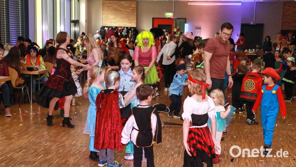 Faschingsstimmung bei Alt und Jung beim Kinderfasching der Sparte Turnen in der Stadthalle. Bild: njn
