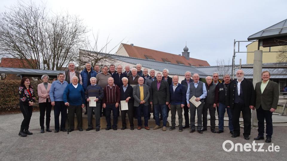 Zahlreiche Mitglieder wurden bei der Jahreshauptversammlung des Obst- und Gartenbauvereins Pfreimd für ihre langjährige Treue geehrt. Bild: Hammer/exb