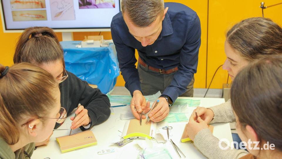 Prof. Dr. Aleksanders Malcevs von der lettischen Stiftung „Doctors Safe Train“, zeigte den Studierenden an Ersatzgewebe, worauf es bei einzelnen Nähverfahren besonders ankommt. Bild: Wiesel/OTH Amberg-Weiden