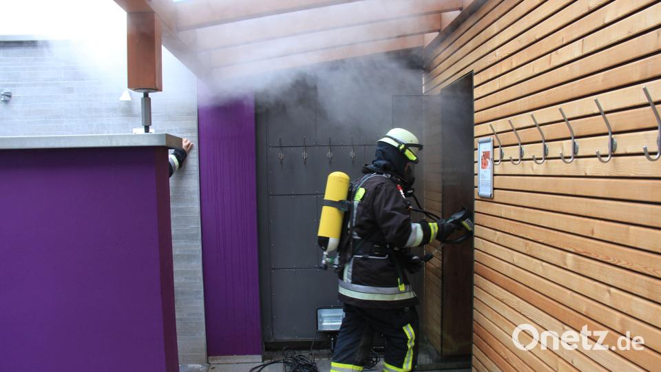 Aus noch ungeklärter Ursache brannte es am Freitag in einer Sauna des Sibyllenbades. Die Einsatzkräfte rückten mit schwerem Atemschutz an. Bild: hd