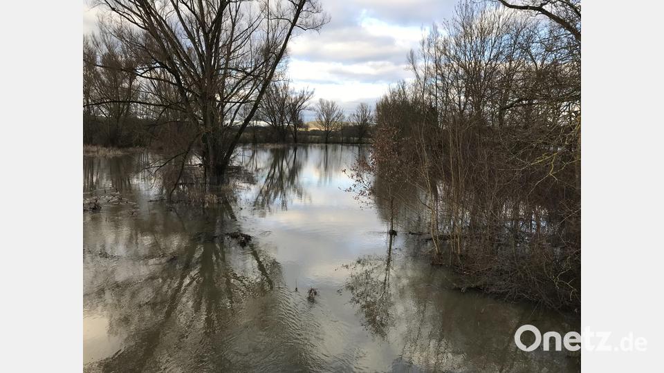 Wolkenspiele an der Vils, die über die Ufer getreten ist. Bild: mma