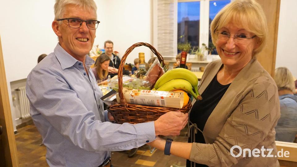 Hans Auer bedankt sich bei Cordula Schmidt, die nach 27 Jahren kürzer treten will Bild: tra