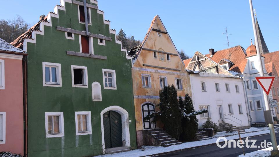 Nichts vorwärts gegangen ist mit der Sanierung der Brandhäuser am Hohenburger Marktplatz. Dies störte die Hohenburger bei den Bürgerversammlungen. Bild: bö