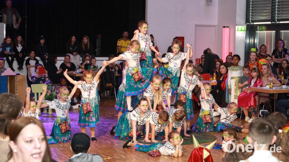 Auftritt der &quot;Little Jumpies&quot;, der sparteneigenen Tanzgruppe. Bild: njn