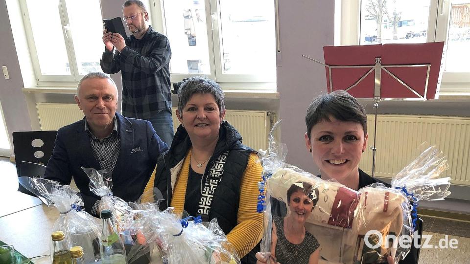 Das Ruhekissen, das Stephanie Jacobi von den Schülern geschenkt bekam, ziert ihr Konterfei. Über die Ernennung zur Rektorin freuten sich auch die Eltern von Stephanie Jacobi, Gerhard und Sabine Grüner aus Waldsassen (von links). Bild: wro