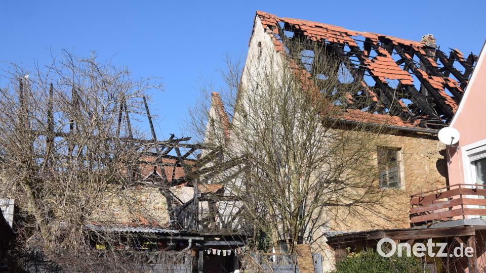 Mit der Sanierung der Brandhäuser am Hohenburger Marktplatz ist nicht vorwärts gegangen. Das stört die Hohenburger bei den Bürgerversammlungen. Die Dachstühle sind einsturzgefährdet und teilweise mit einer Notsicherung versehen. Bild: bö