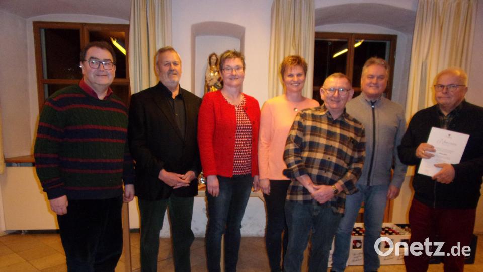 Für langjährige Mitgliedschaft zeichnete die Kolpingsfamilie auch diese treuen Mitglieder aus (von links): Pfarrer Herbert Mader, Georg Gradl, Sabine Falk, Gitte Kogelbauer, Johann Meier, Franz Kogelbauer und Hans Schötz. Bild: Kolpingfamilie St. Marien
