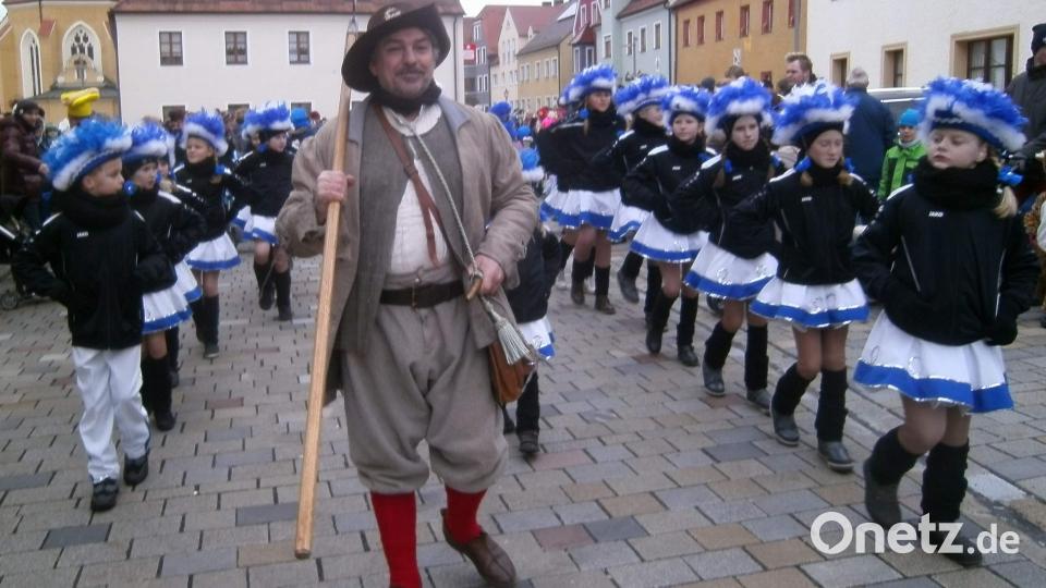 Auch Nachtwächter Sepp Strobl und die Gardemädchen würden von der Jury gezählt, wenn sie beim Weltrekordversuch „größte Polonaise in Karnevalkostümen“ mitmarschieren würden. Bild: u