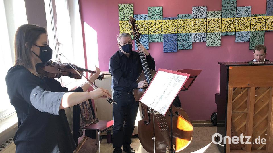 Drei Musikpädagogen des Stiftland-Gymnasiums Tirschenreuth übernahmen den vierteiligen musikalischen Part der Feier an der Mittelschule: Stefanie Heinrich (Violine), Hermann Heinrich (Kontrabass) und Andreas Sagstetter (Piano). Bild: wro