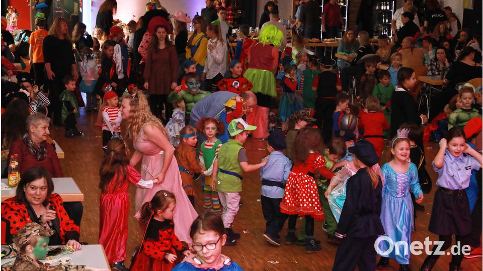 Faschingsstimmung bei Alt und Jung beim Kinderfasching der Sparte Turnen in der Stadthalle. Bild: njn