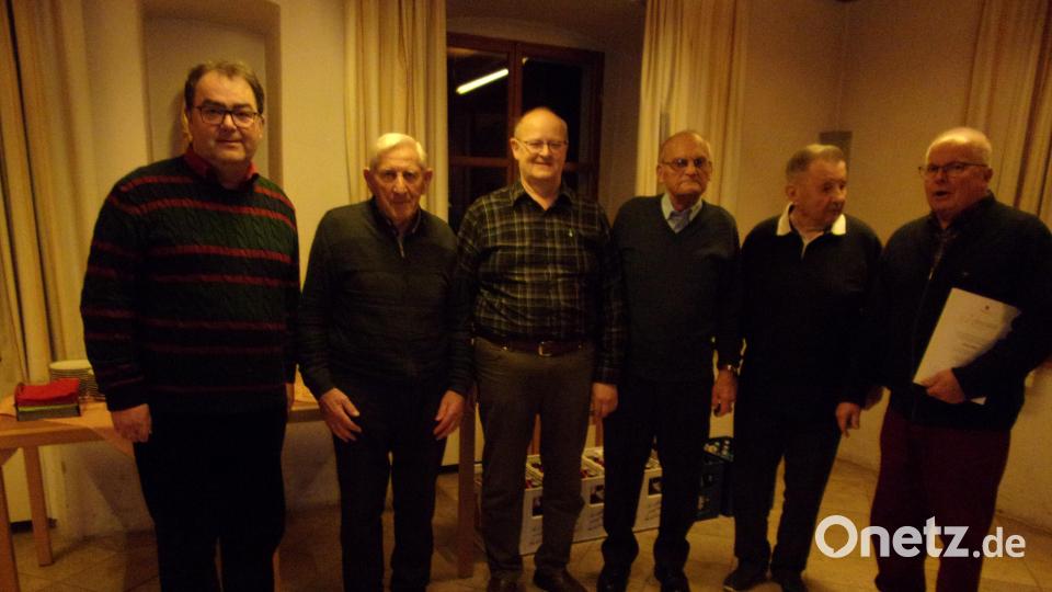 Die Geehrten der Kolpingfamilie St. Marien (von links): Pfarrer Herbert Mader, Sebastian Wöchter, Martin Lotter, Georg Schaller, Franz Schneller und Hans Schötz. Bild: Kolpingfamilie St. Marien