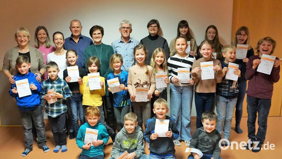 Stolz auf ihre sportliche Leistung können die Teilnehmer an der Prüfung zum Deutschen Sportabzeichen sein. Ihnen gratulieren Hans Auer (hinten, Sechster von links) von der Leichtathletikabteilung der DJK Ensdorf und Cordula Schmidt (hinten links), die nach 27 Jahren kürzer treten will. Bild: tra