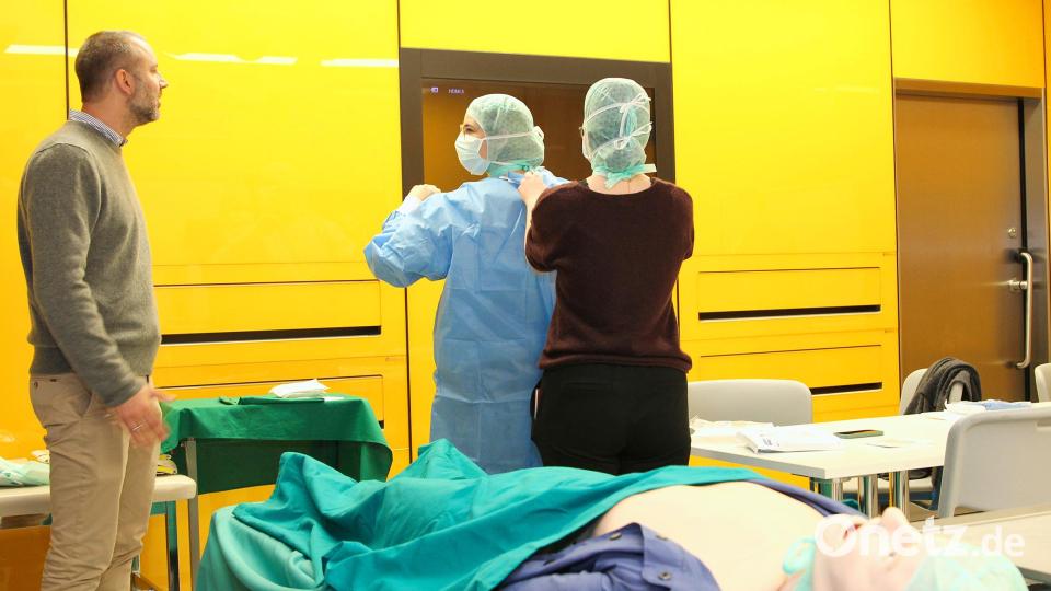 Im Lehr- und Forschungs-OP der OTH Amberg-Weiden lernten PA-Studierende wichtige Basics im OP wie das richtige sterile Anziehen kennen Bild: Wiesel/OTH Amberg-Weiden