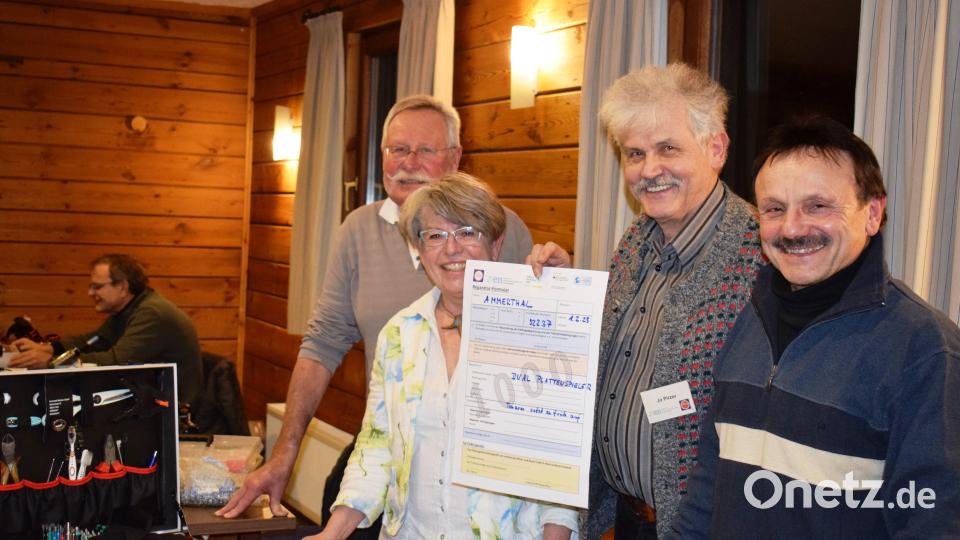 Die 1.000ste Reparatur, ein alter Plattenspieler, war ein Erfolg. Vorne rechts: Lenz Hirsch und Joe Pirzer, beide ZEN-Reparateure, Brigitte Hiltl, Organisatorin von ZEN, Herbert Trautmann. Bild: oe