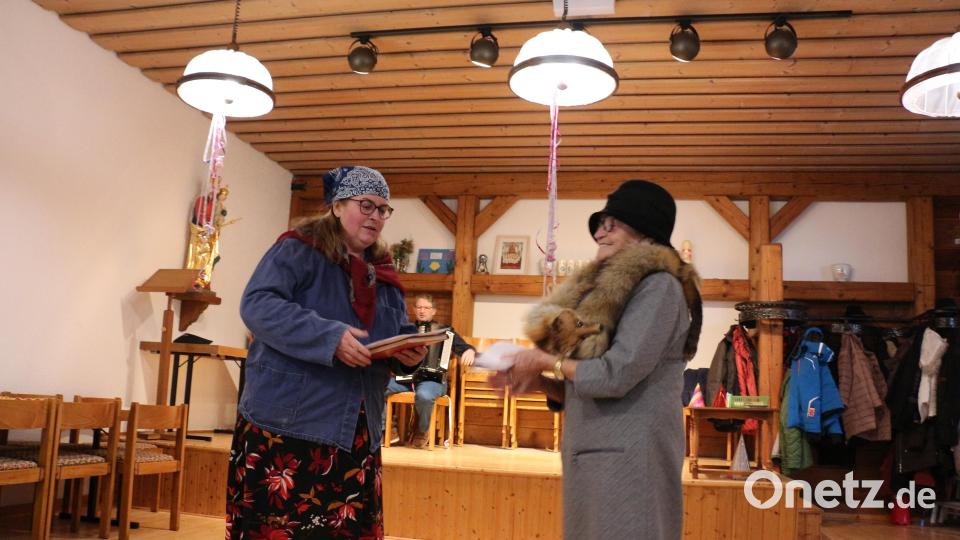 Eva Hoffmann und Irene Böhm nahmen in ihrem Sketch die Unterschiede zwischen Stadt und Land aufs Korn. Bild: rpp