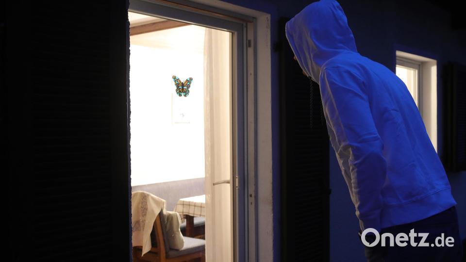 Unheimlich: Er stand im Dunkeln im Garten, trug einen weißen Kapuzenpulli und starrte minutenlang durch das Wohnzimmerfenster: Diese Spanner-Szene ist nachgestellt - trug sich in Vilseck aber genau so zu. Symbolbild: Wolfgang Steinbacher