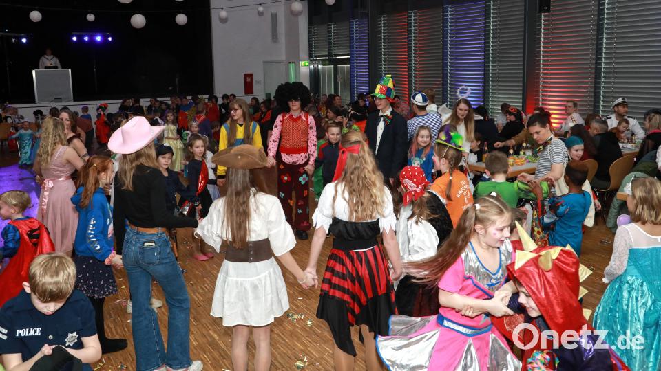 Faschingsstimmung bei Alt und Jung beim Kinderfasching der Sparte Turnen in der Stadthalle. Bild: njn