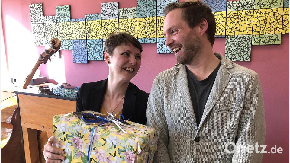 Stephanie Jacobi freute sich über viele Geschenke. Eines davon kam von den Kollegen und wurde von Konrektor Stefan Pöllath überreicht. Bild: wro