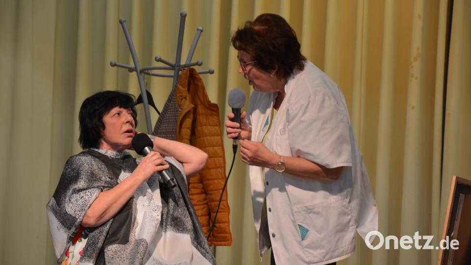 Stilla Schuller (stehend) als Friseurin und Angela Zeitler begeisterten mit einem Sketch. Bild: jr