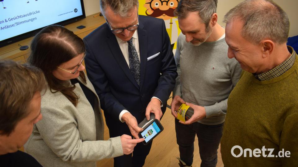 Wie einfach es ist, sich den Newsletter oder die Push-Nachrichten mit den wichtigsten Infos aus dem Rathaus auf den Computer oder das Handy zu holen, zeigte C3-Mitarbeiterin Alexandra Ritz (Zweite von links) Bürgermeister Franz Stahl (Mitte). Bild: szl