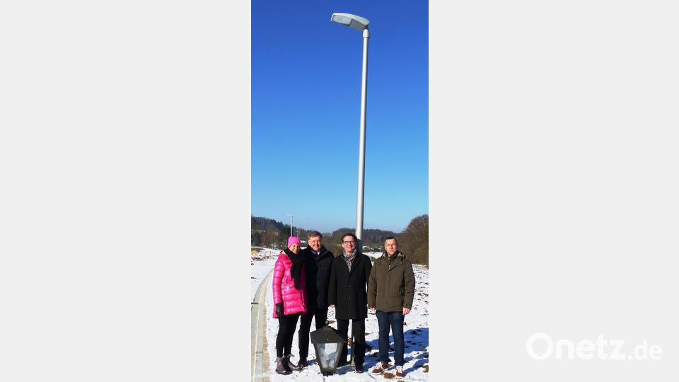 Von links 3. Bürgermeisterin Monika Breunig, Bürgermeister Stefan Braun, Markus Windisch und Jürgen Hauer von Bayernwerk Netz GmbH freuen sich über die baldige Umstellung der Kastler Straßenbeleuchtung auf stromsparende
LED Beleuchtung und zeigen eine Stehlaterne, die ebenfalls alle umgestellt, gereinigt und gewartet werden. Man steht unter einer Peitschenlampe im neuen Baugebiet Kastl Süd II- die bereit mit LED Lampe ausgerüstet ist. Bild: jp