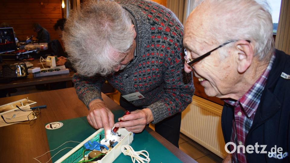 Reparateure vom Zentrum für erneuerbare Energien und Nachhaltigkeit aus Ensdorf widmen sich beim ersten Repair-Café in Ammerthal defekten Geräten. Bild: oe
