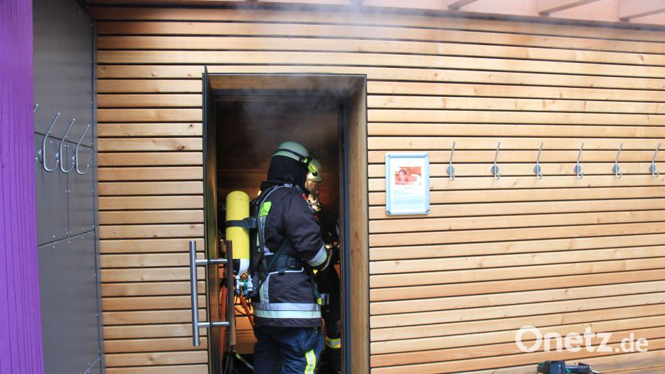 Aus noch ungeklärter Ursache brannte es am Freitag in einer Sauna des Sibyllenbades. Die Einsatzkräfte rückten mit schwerem Atemschutz an. Bild: hd