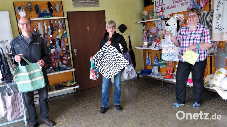 2020 zog der Frauenbundladen in ein Gebäude von Johann Gradl (links) in die Äußere Regensburger Straße. Trotz der Geschäftsübergabe von Gradl an Benjamin Trenner bleibt der Laden an Ort und Stelle. Kunden können dort weiterhin Strick-, Häkel- und Nähsachen kaufen. Archivbild: ubb