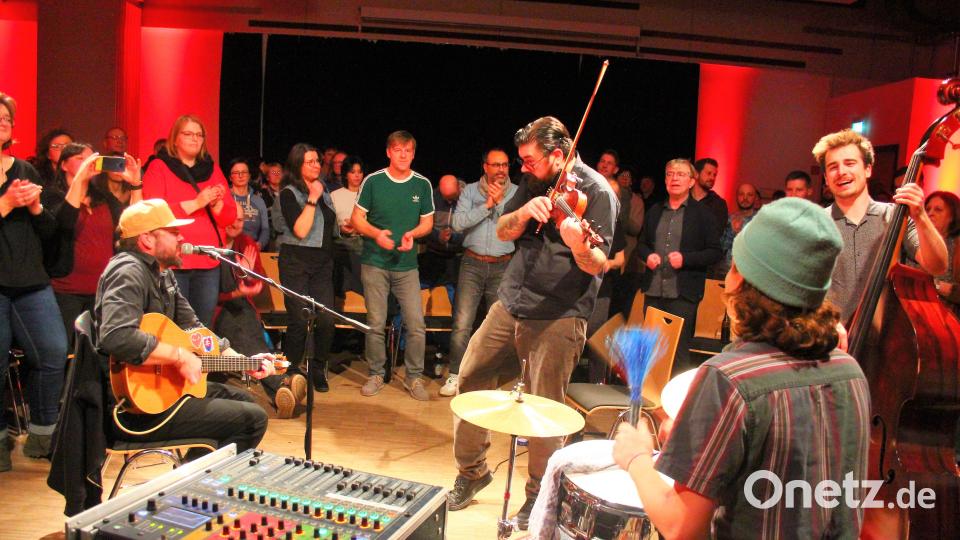 Die Begeisterung kannte keine Grenzen: Die Musiker von Django 3000 ließen es im Foyer der Mehrzweckhalle krachen. Bild: stg